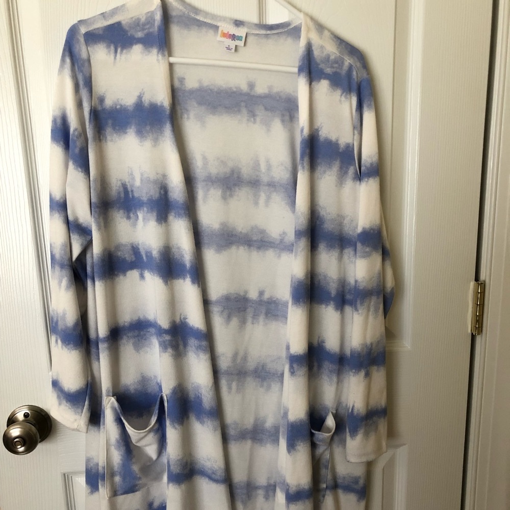 Like new and great for spring on the cooler days. LulaRoe lg